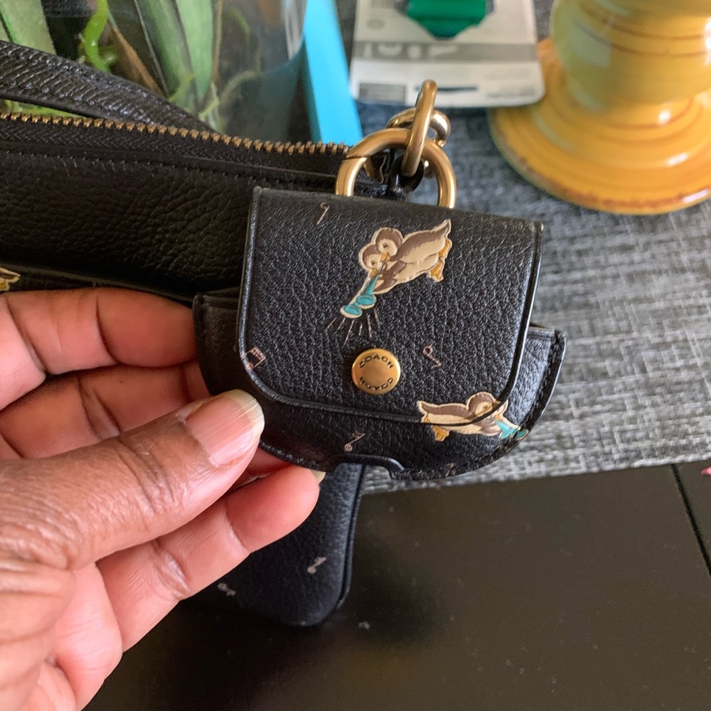 Coach leather penguin trumpet bag with iPod case Missing hanging tag and strap - Picture 11 of 11